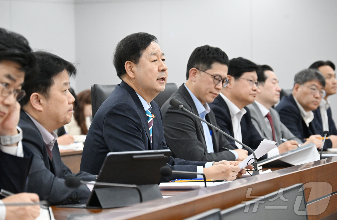 (서울=뉴스1) = 구윤철 부총리 겸 재정경제부 장관이 지난 9일 정부세종청사에서 열린 재정경제부 확대간부회의를 주재하고 있다. (재정경제부 제공. 재판매 및 DB 금지) 2026 …