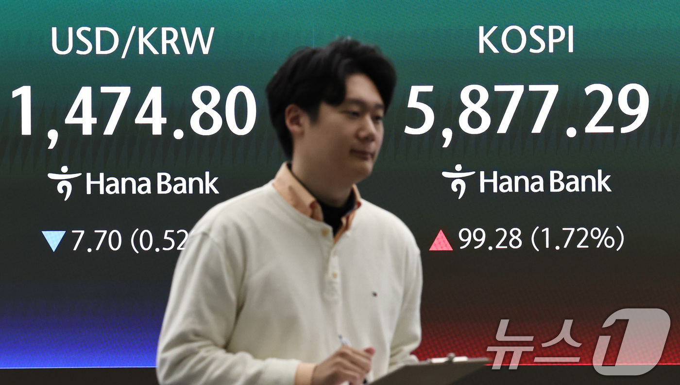 (서울=뉴스1) 구윤성 기자 = 10일 오전 서울 중구 하나은행 딜링룸 전광판을 통해 나오는 코스피 지수가 5800선으로 상승 출발하고 있다. 2026.4.10/뉴스1