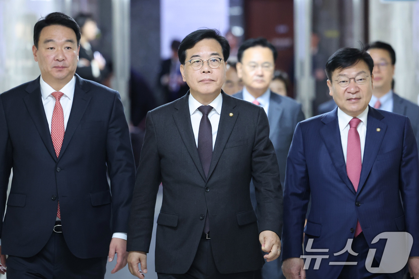 (서울=뉴스1) 신웅수 기자 = 송언석 국민의힘 원내대표가 10일 서울 여의도 국회에서 열린 원내대책회의에 참석하고 있다. 2026.4.10/뉴스1