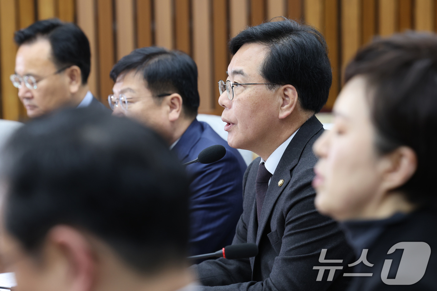 (서울=뉴스1) 신웅수 기자 = 송언석 국민의힘 원내대표가 10일 서울 여의도 국회에서 열린 원내대책회의에서 발언하고 있다. 2026.4.10/뉴스1