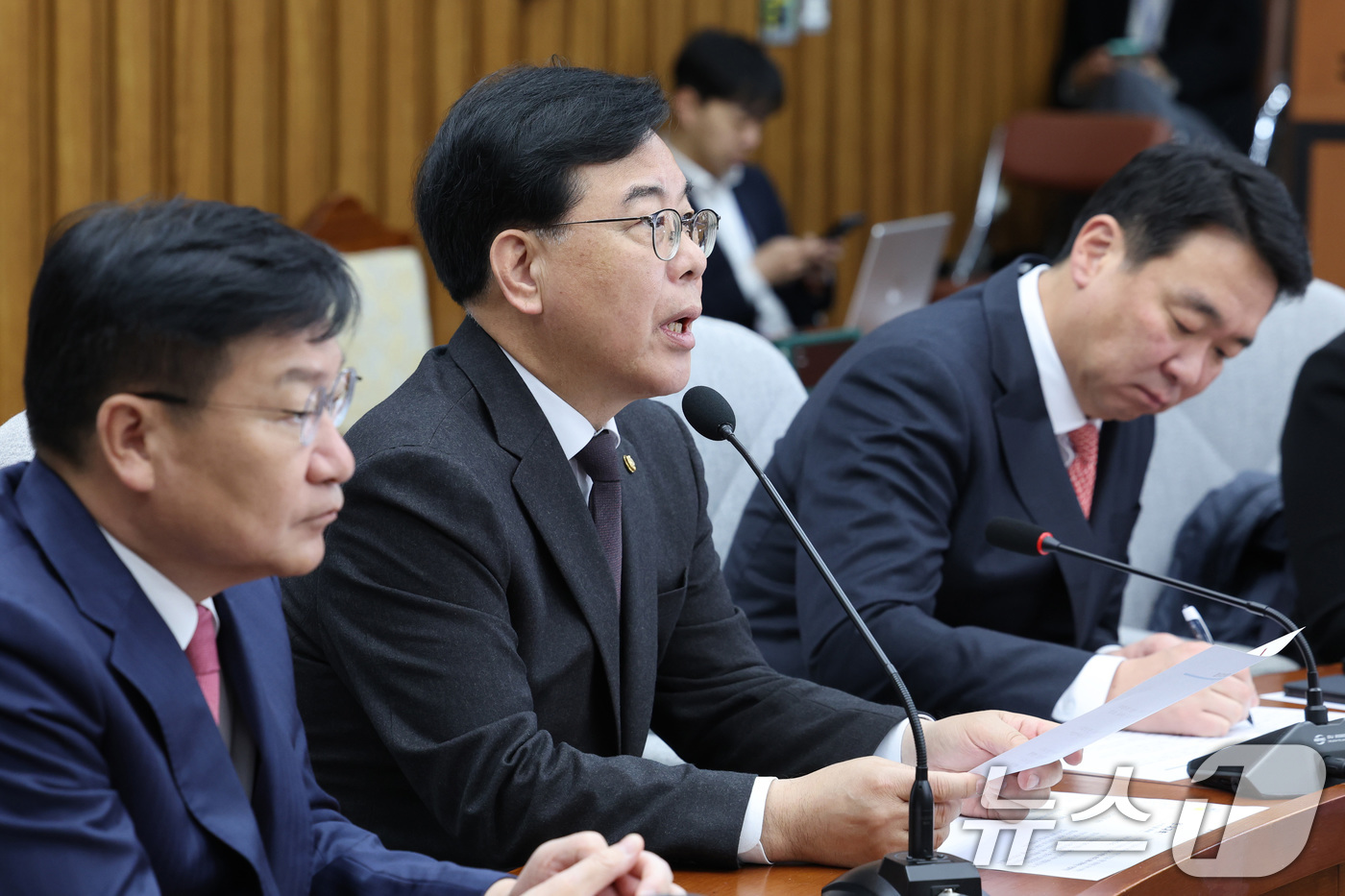 (서울=뉴스1) 신웅수 기자 = 송언석 국민의힘 원내대표가 10일 서울 여의도 국회에서 열린 원내대책회의에서 발언하고 있다. 2026.4.10/뉴스1