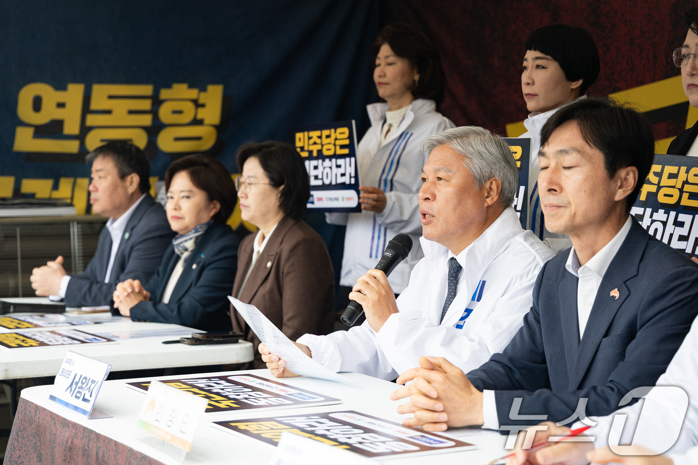 (서울=뉴스1) 유승관 기자 = 서왕진 조국혁신당 원내대표가 10일 서울 여의도 국회 본청 앞 천막농성장에서 열린 정치개혁특별위원회 법안심사1소위원회 취소 개혁진보4당 규탄대회에서 …