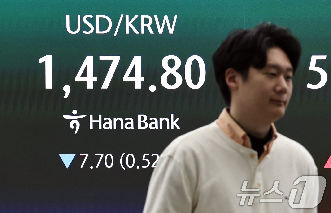 (서울=뉴스1) 구윤성 기자 = 10일 오전 서울 중구 하나은행 딜링룸 전광판을 통해 나오는 원달러환율이 1470원대에 거래되는 것으로 나타나고 있다. 이날 코스피는 전 거래일 종 …