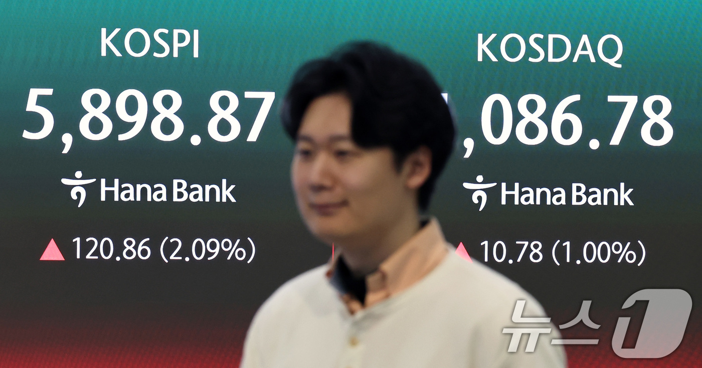 (서울=뉴스1) 구윤성 기자 = 10일 오전 서울 중구 하나은행 딜링룸 전광판을 통해 나오는 코스피 지수가 5800선으로 상승 출발하고 있다. 이날 코스피는 전 거래일 종가 대비 …