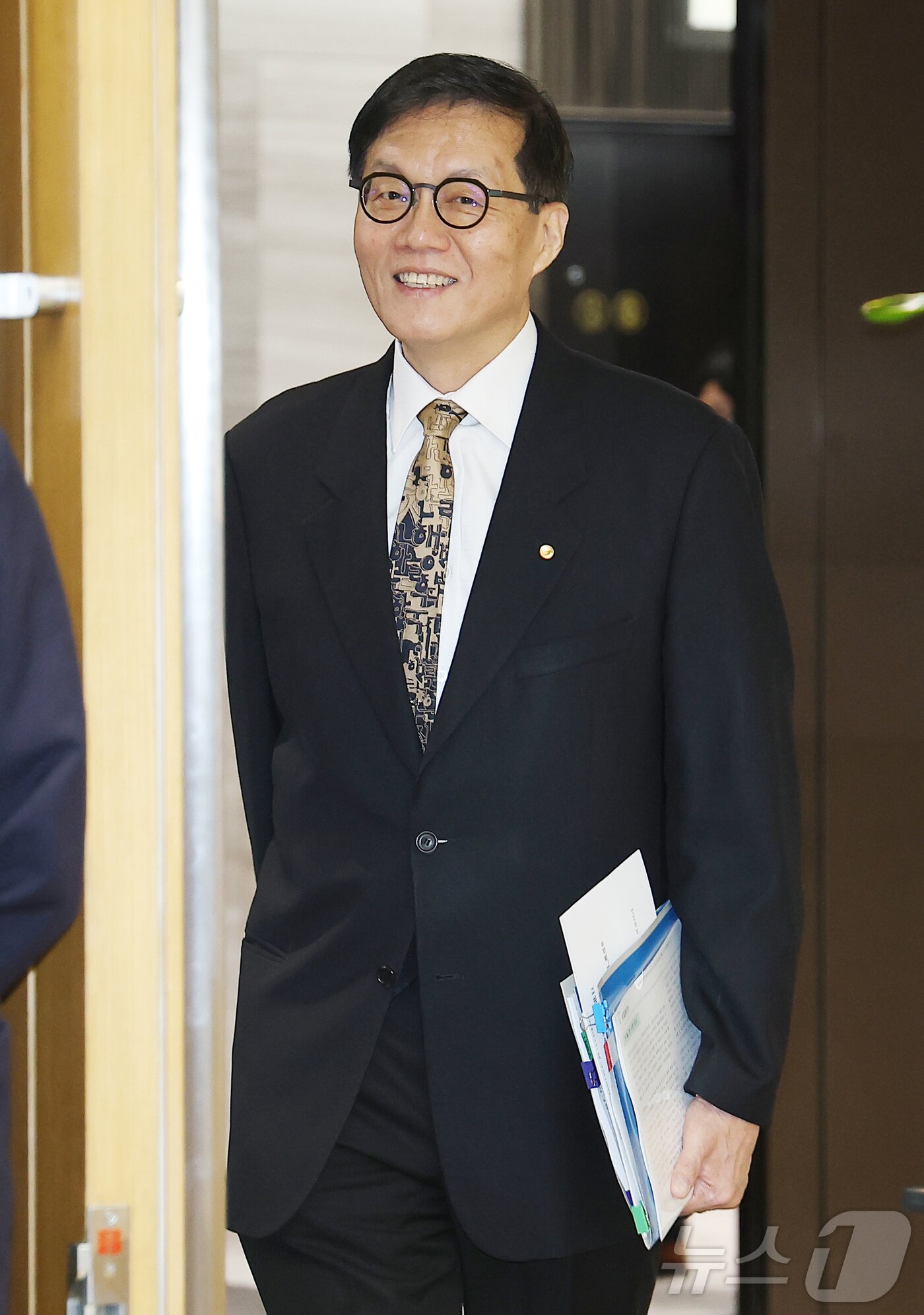 본문 이미지 - 이창용 한국은행 총재가 10일 서울 중구 한국은행 본관에서 열린 금융통화위원회 본회의에 들어서고 있다. 2026.4.10 ⓒ 뉴스1 사진공동취재단
