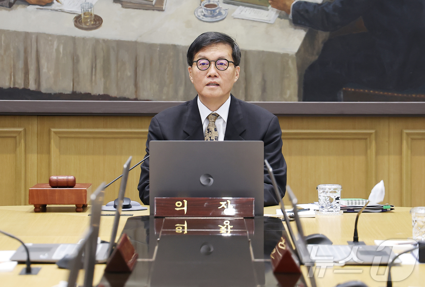 (서울=뉴스1) 사진공동취재단 = 이창용 한국은행 총재가 10일 서울 중구 한국은행 본관에서 열린 금융통화위원회 본회의를 주재하고 있다.  2026.4.10/뉴스1