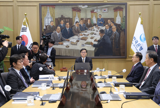 '7연속 동결' 금통위 "중동發 불확실성, 일단 지켜보자"