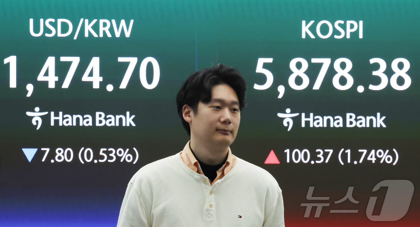 (서울=뉴스1) 이종수 인턴기자 = 10일 서울 중구 하나은행 본점 딜링룸 전광판에 지수가 표시되고 있다. 이날 코스피는 전장 대비 98.11포인트(1.70%) 오른 5,876.1 …