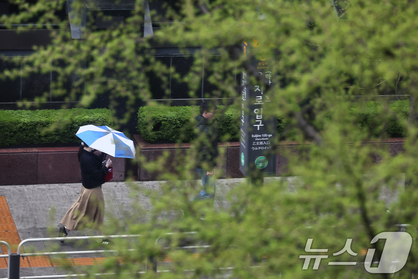 (서울=뉴스1) 구윤성 기자 = 10일 오전 서울 중구 을지로 일대에서 우산을 쓴 시민이 출근길 발걸음을 옮기고 있다. 기상청은 이날 전국에 비가 내리다 오전에 대부분 그치겠으나 …