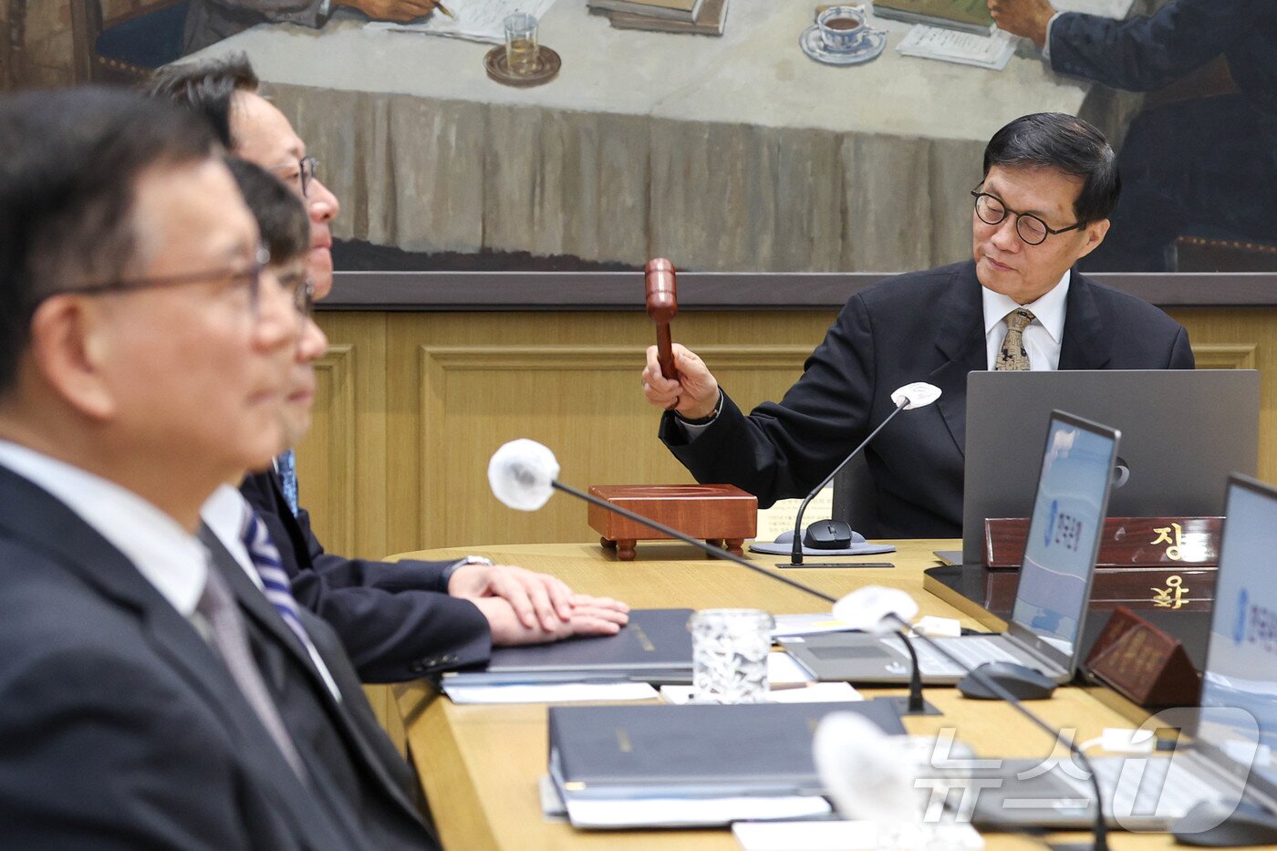 본문 이미지 - 이창용 한국은행 총재가 10일 서울 중구 한국은행 본관에서 열린 금융통화위원회 본회의에서 의사봉을 두드리고 있다. 2026.4.10 ⓒ 뉴스1 사진공동취재단