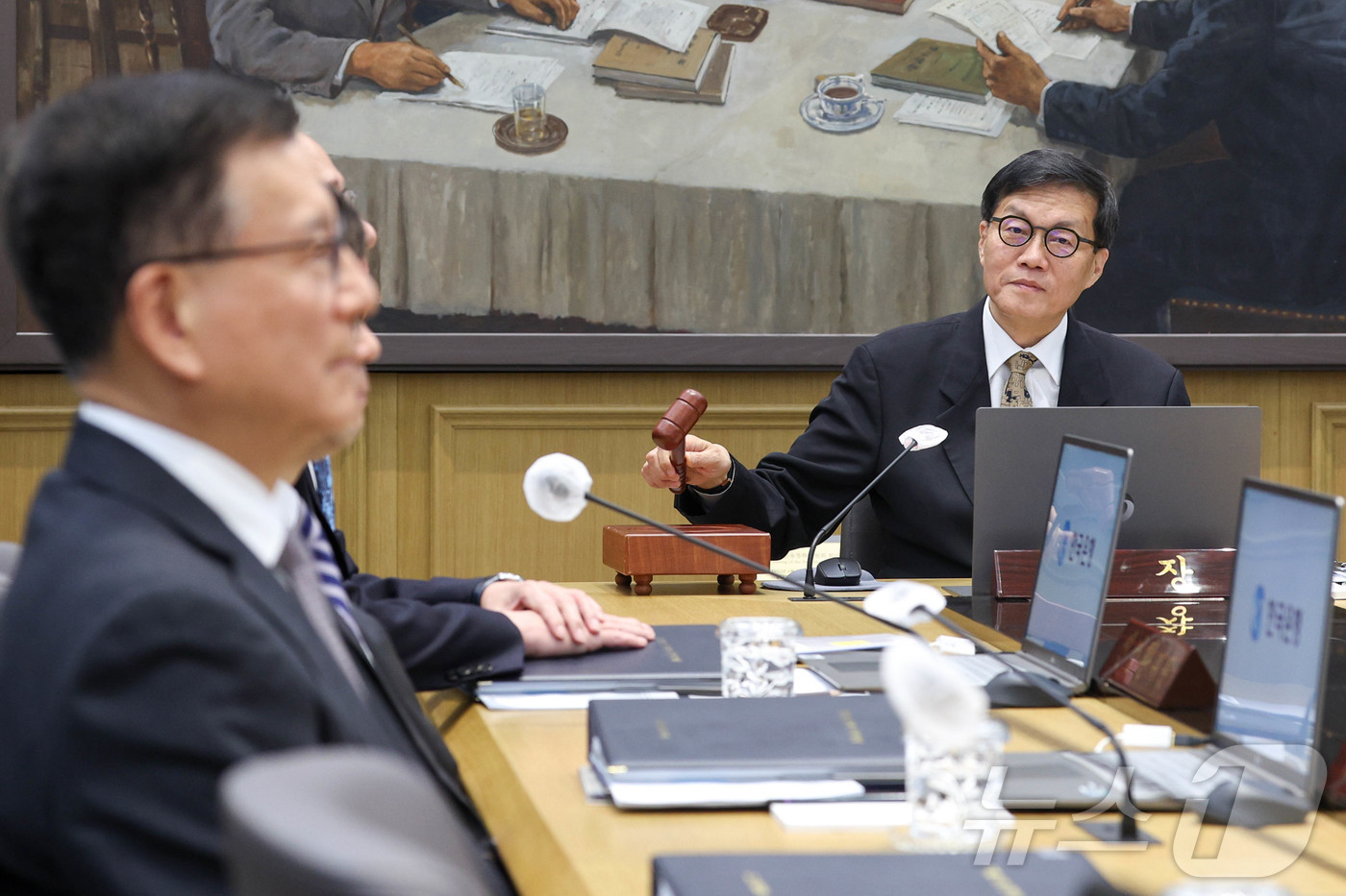 (서울=뉴스1) 사진공동취재단 = 이창용 한국은행 총재가 10일 서울 중구 한국은행 본관에서 열린 금융통화위원회 본회의에서 회의를 주재 하고 있다.  2026.4.10/뉴스1