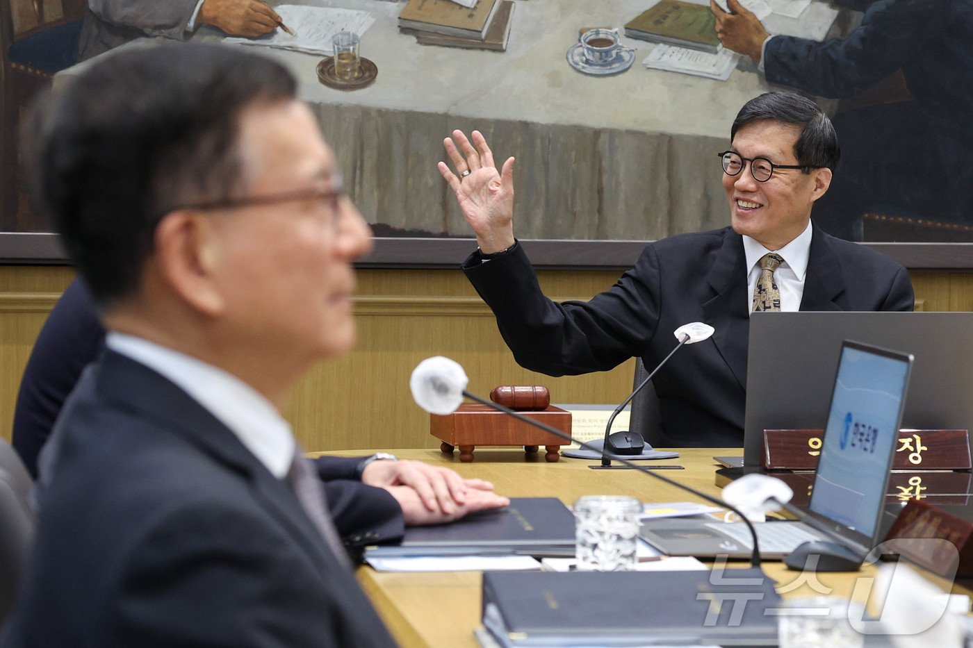 (서울=뉴스1) 사진공동취재단 = 이창용 한국은행 총재가 10일 서울 중구 한국은행 본관에서 열린 금융통화위원회 본회의에서 회의를 주재하고 있다.  2026.4.10/뉴스1