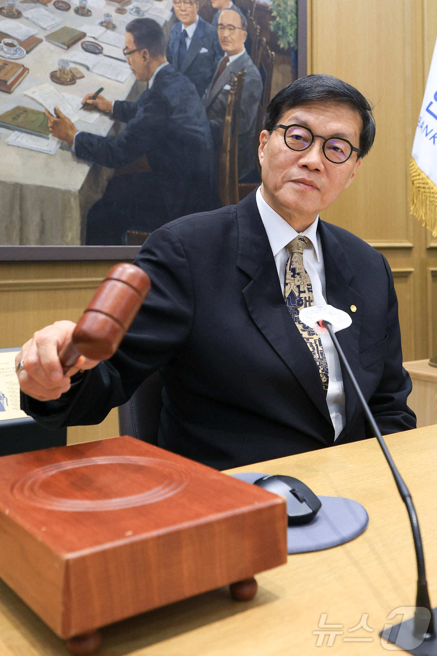(서울=뉴스1) 사진공동취재단 = 이창용 한국은행 총재가 10일 서울 중구 한국은행 본관에서 열린 금융통화위원회 본회의에서 의사봉을 두드리고 있다.  2026.4.10/뉴스1