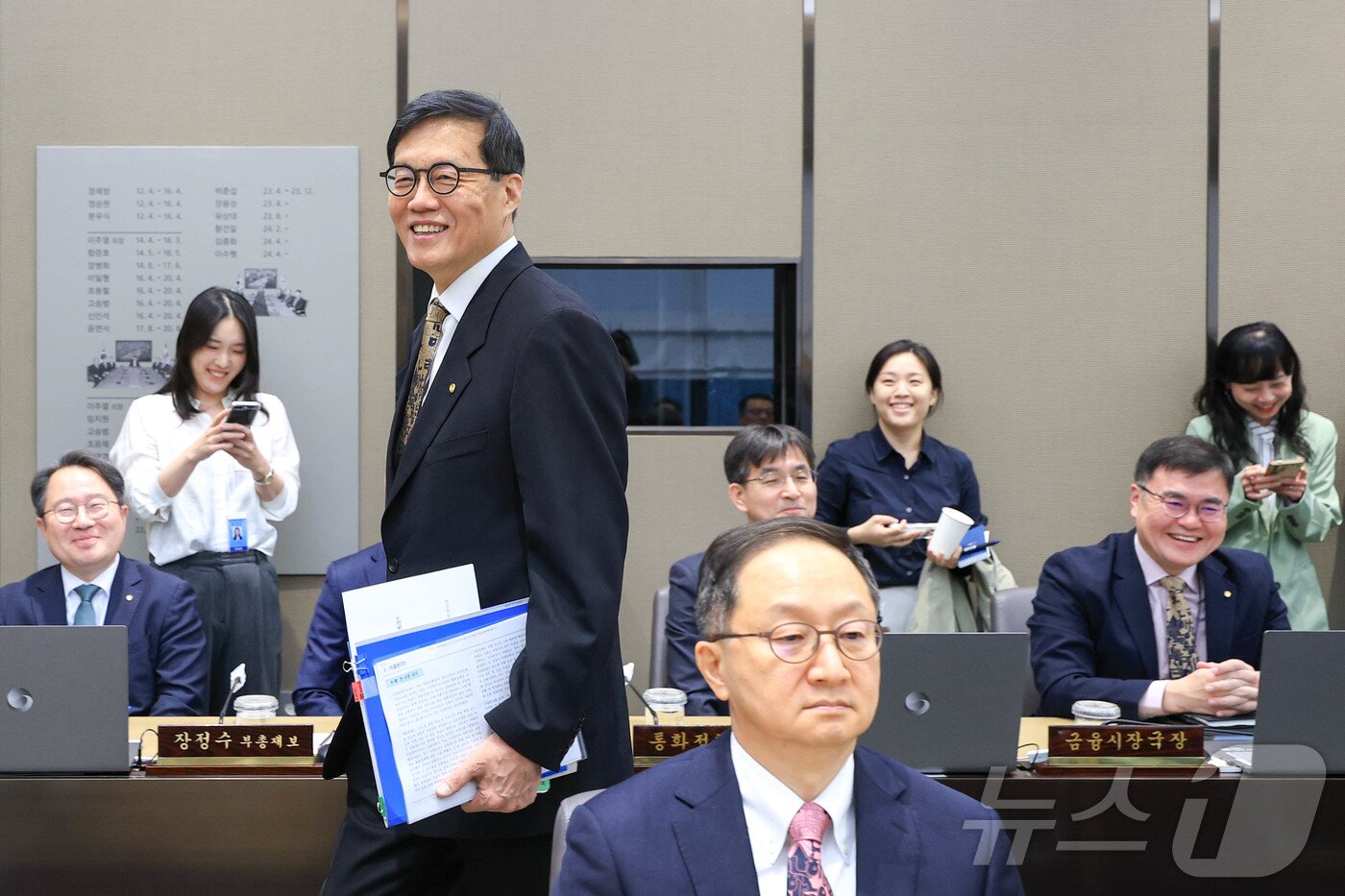 본문 이미지 - 이창용 한국은행 총재가 10일 서울 중구 한국은행 본관에서 열린 금융통화위원회 본회의에 참석하며 환하게 웃고 있다. 2026.4.10 ⓒ 뉴스1 사진공동취재단
