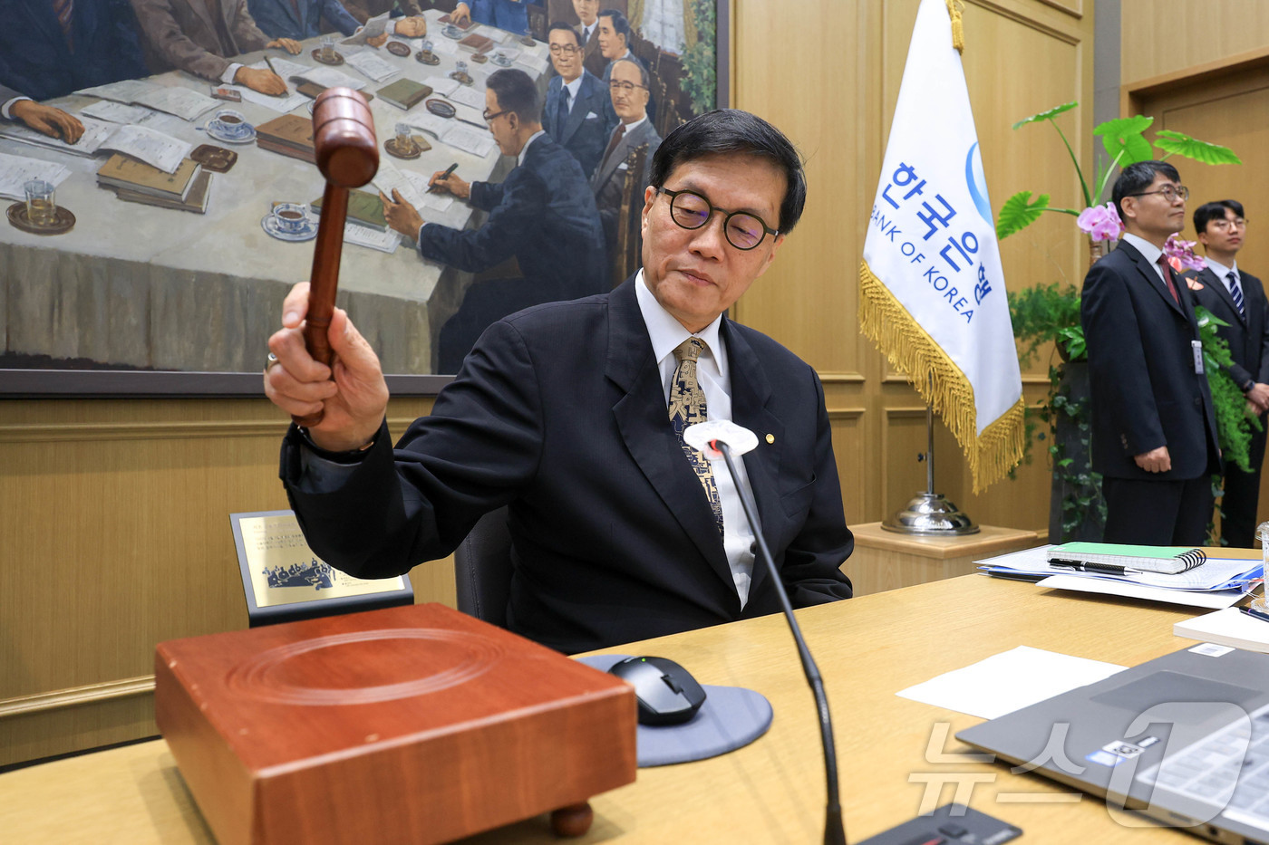 (서울=뉴스1) 사진공동취재단 = 이창용 한국은행 총재가 10일 서울 중구 한국은행 본관에서 열린 금융통화위원회 본회의에서 의사봉을 두드리고 있다. 2026.4.10/뉴스1