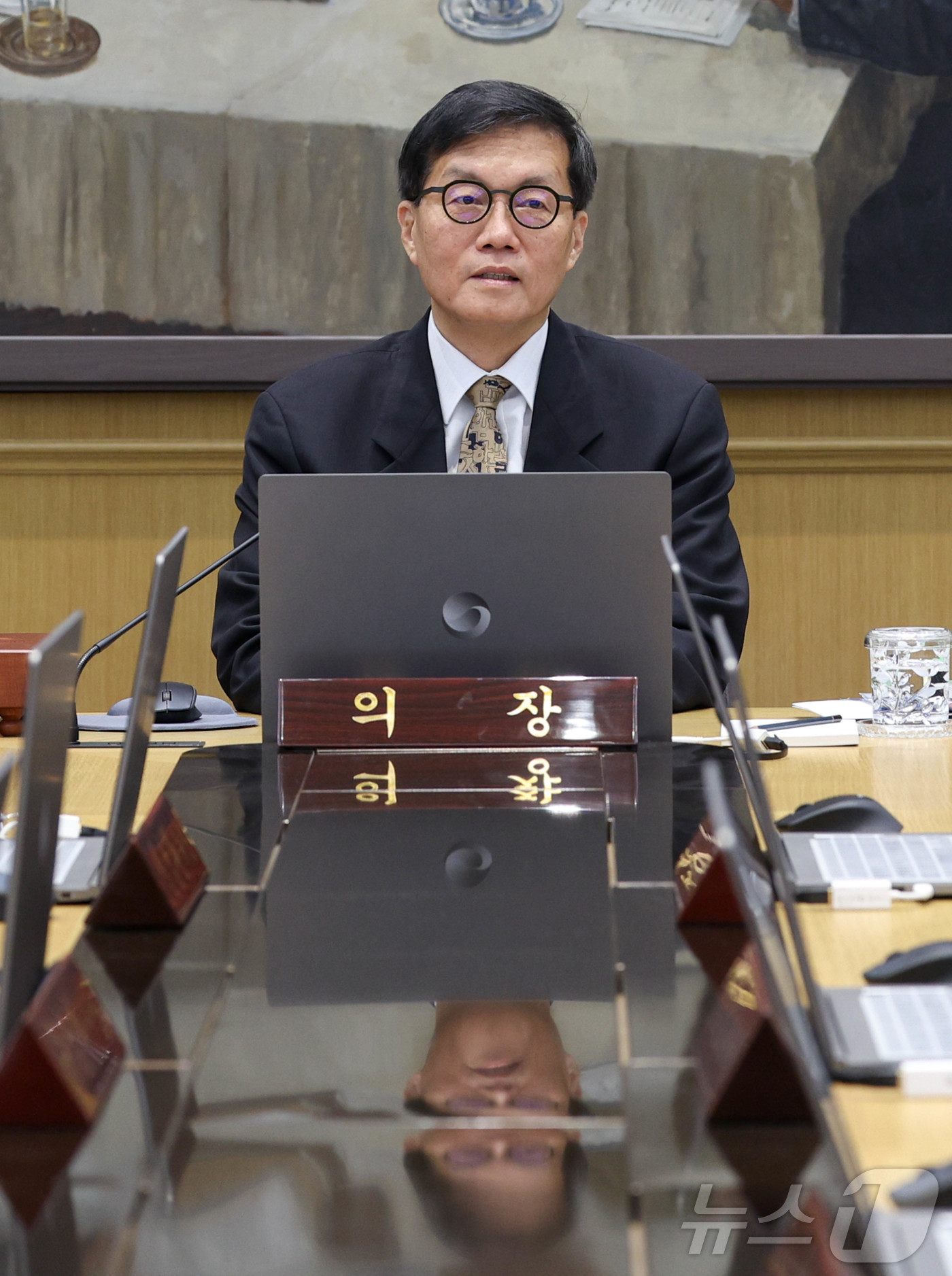 (서울=뉴스1) 사진공동취재단 = 이창용 한국은행 총재가 10일 서울 중구 한국은행 본관에서 열린 금융통화위원회 본회의에서 회의를 주재 하고 있다. 2026.4.10/뉴스1