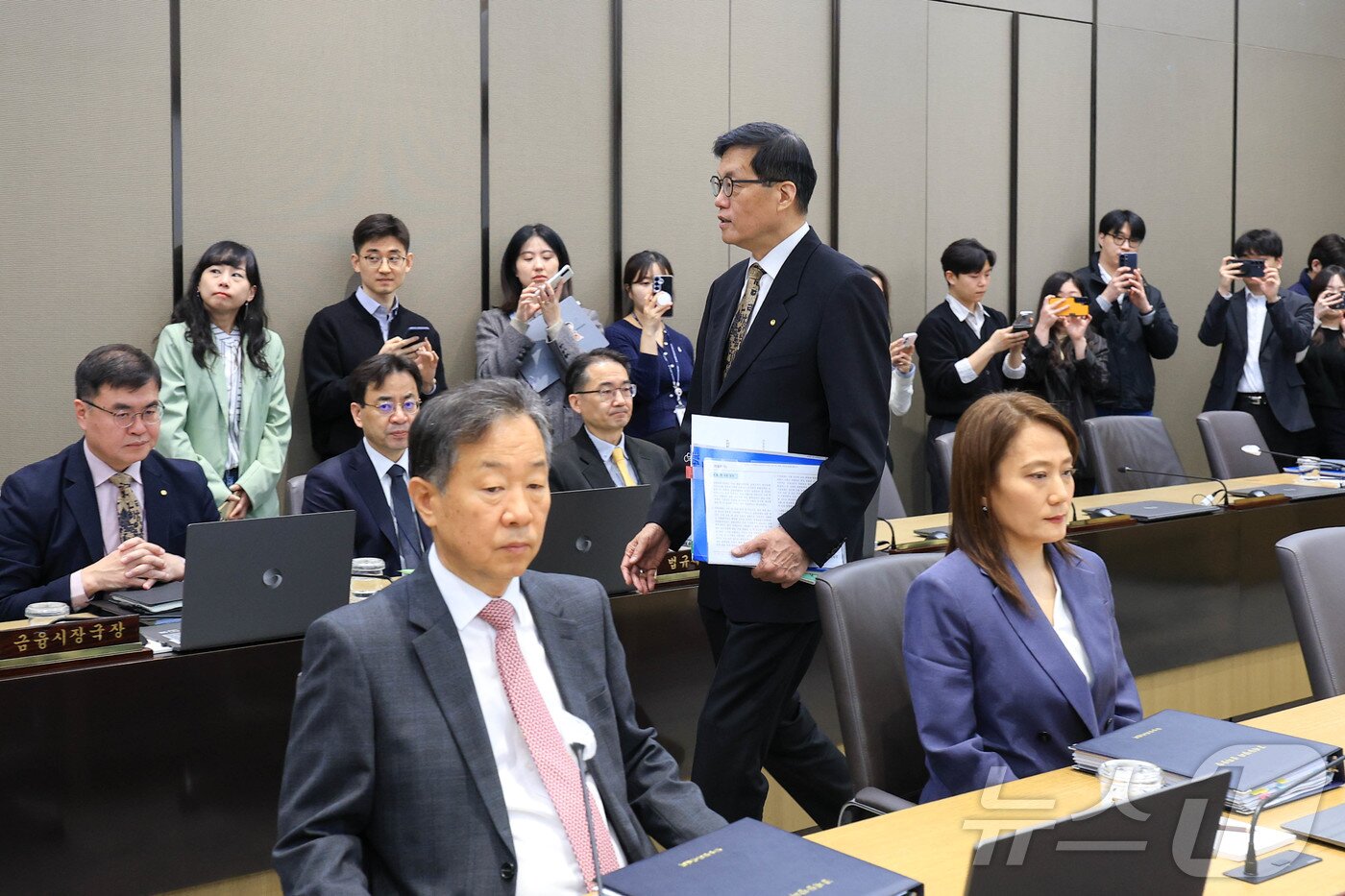 본문 이미지 - 이창용 한국은행 총재가 10일 서울 중구 한국은행 본관에서 열린 금융통화위원회 본회의에 참석하고 있다. 2026.4.10 ⓒ 뉴스1 사진공동취재단