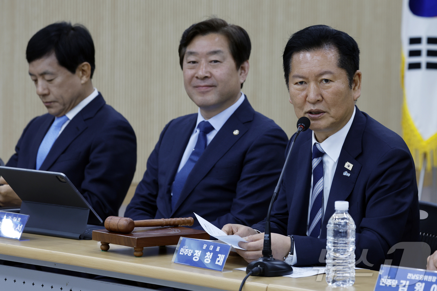 (담양=뉴스1) 김태성 기자 = 정청래 더불어민주당 대표가 10일 전남 담양농협 본점에서 열린 민주당 현장최고위원회의에서 모두발언하고 있다. 2026.4.10/뉴스1