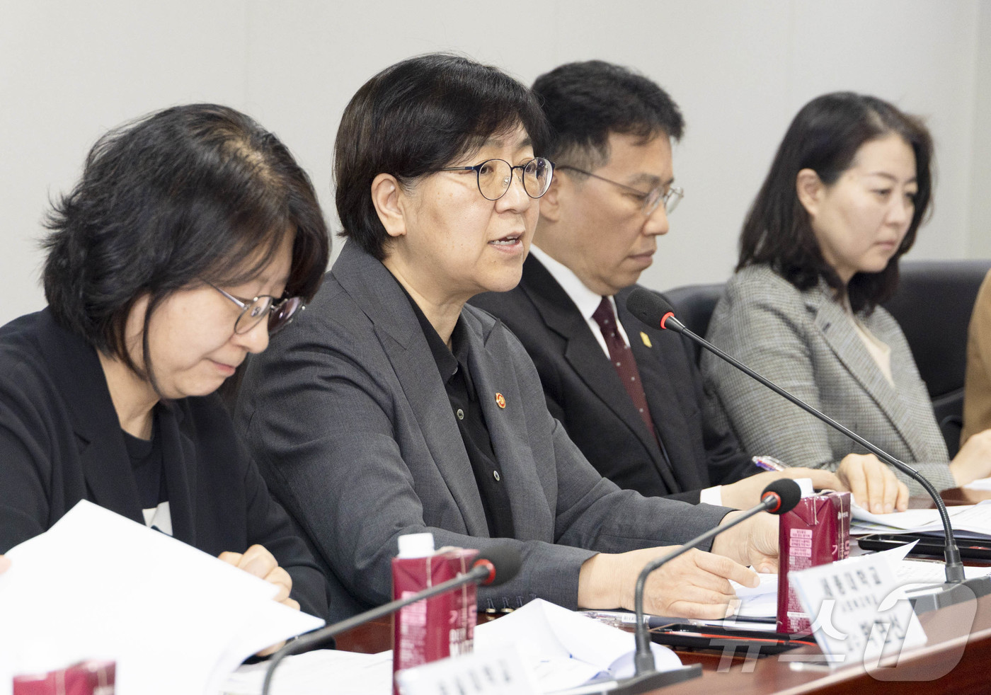 (서울=뉴스1) = 정은경 보건복지부 장관이 지난 9일 오후 서울 중구 아동권리보장원 국제회의실에서 열린 제2차 입양정책위원회에서 발언을 하고 있다. (보건복지부 제공. 재판매 및 …