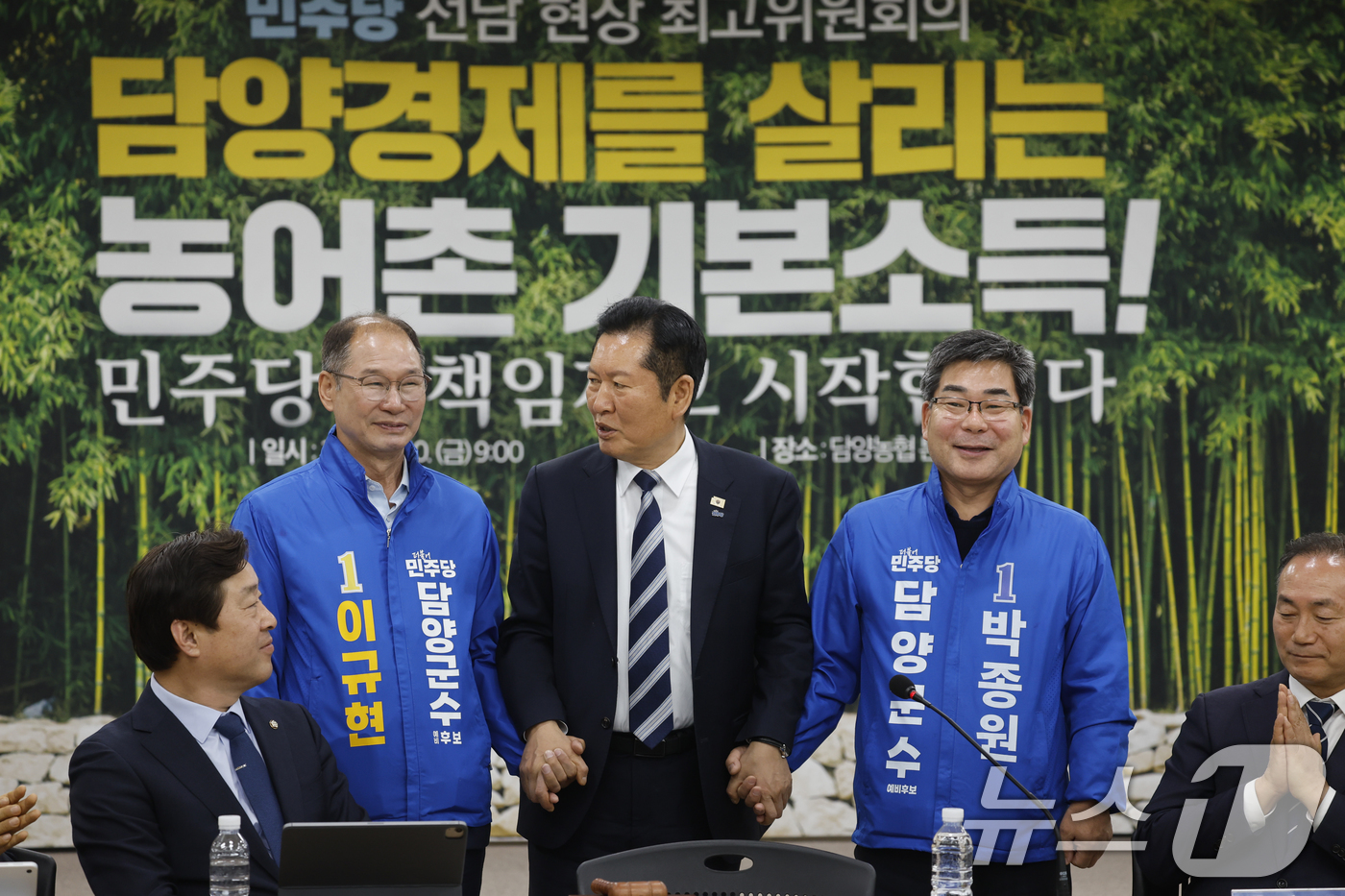 (담양=뉴스1) 김태성 기자 = 정청래 더불어민주당 대표가 10일 전남 담양농협본점에서 열린 민주당 현장최고위원회의에서 박종원 이규현 담양군수 예비후보들과 인사를 나누고 있다. 2 …