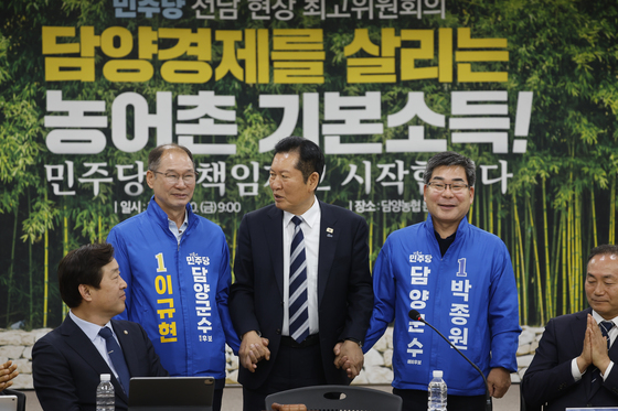 담양군수 후보들과 인사하는 정청래