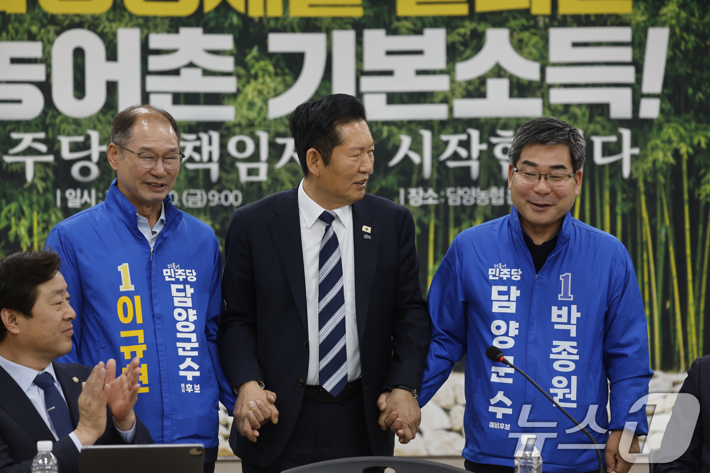 (담양=뉴스1) 김태성 기자 = 정청래 더불어민주당 대표가 10일 전남 담양농협본점에서 열린 민주당 현장최고위원회의에서 박종원 이규현 담양군수 예비후보들과 인사를 나누고 있다. 2 …