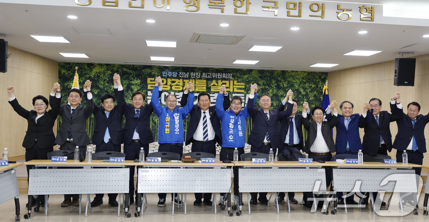 (담양=뉴스1) 김태성 기자 = 정청래 더불어민주당 대표가 10일 전남 담양농협본점에서 열린 민주당 현장최고위원회의를 마치고 후보들과 기념사진을 찍고 있다. 2026.4.10/뉴스 …