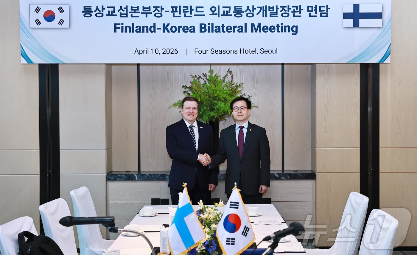 (서울=뉴스1) = 여한구 산업통상부 통상교섭본부장이 10일 오전 서울 종로구 포시즌스호텔에서 빌레 타비오 핀란드 외교통상개발장관과 기념촬영을 하고 있다. (산업통상부 제공. 재판 …