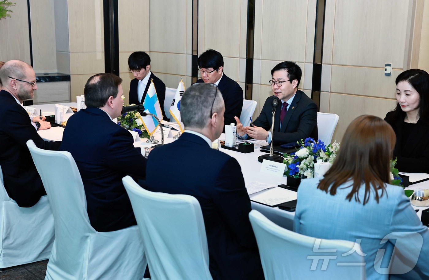 (서울=뉴스1) = 여한구 산업통상부 통상교섭본부장이 10일 오전 서울 종로구 포시즌스호텔에서 빌레 타비오 핀란드 외교통상개발장관과 면담을 하고 있다. (산업통상부 제공. 재판매 …