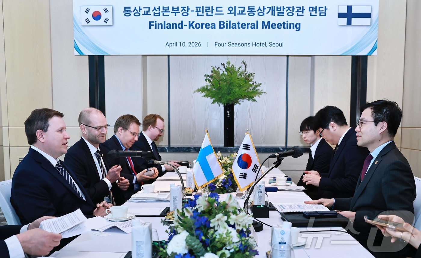 (서울=뉴스1) = 여한구 산업통상부 통상교섭본부장이 10일 오전 서울 종로구 포시즌스호텔에서 빌레 타비오 핀란드 외교통상개발장관과 면담을 하고 있다. (산업통상부 제공. 재판매 …