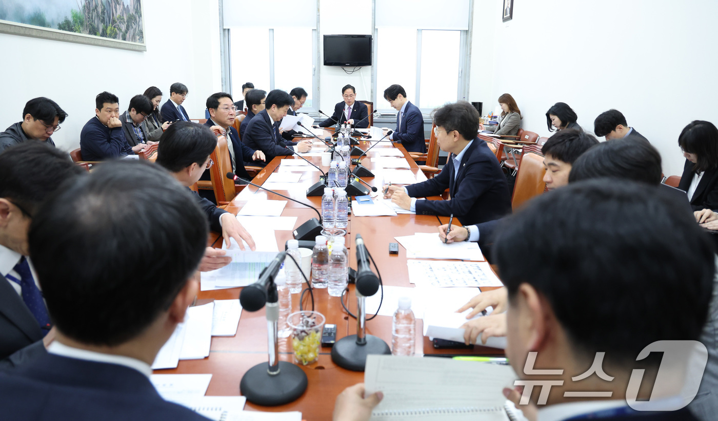 (서울=뉴스1) 신웅수 기자 = 박수영 소위원장이 10일 서울 여의도 국회에서 열린 재정경제기획위원회 조세소위원회에서 안건을 논의하고 있다. 2026.4.10/뉴스1