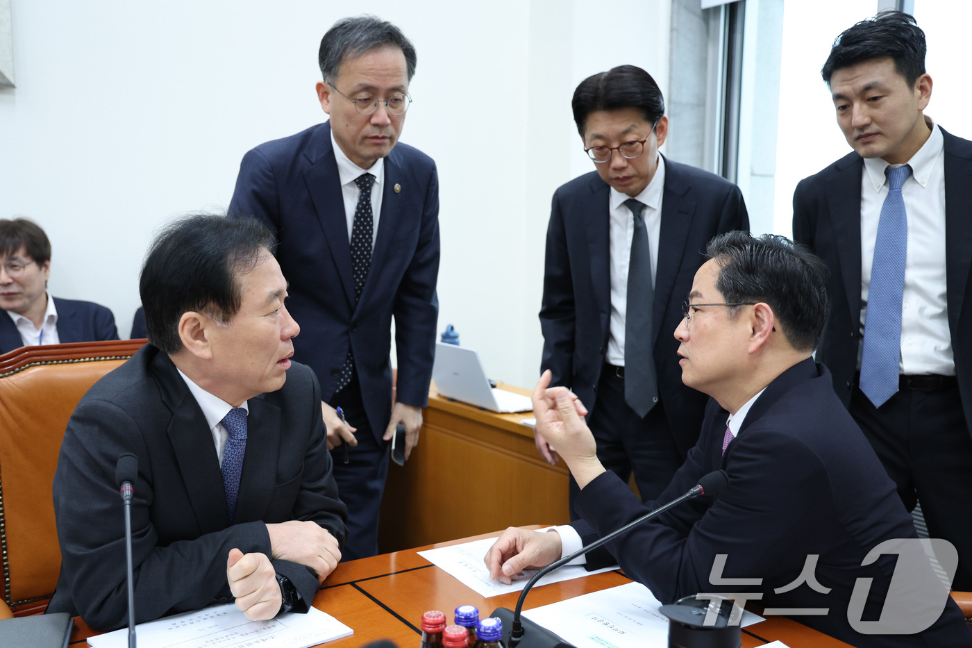 (서울=뉴스1) 신웅수 기자 = 박수영 소위원장과 정태호 더불어민주당 간사가 10일 서울 여의도 국회에서 열린 재정경제기획위원회 조세소위원회에서 이형일 재정경제부 1차관과 대화하고 …