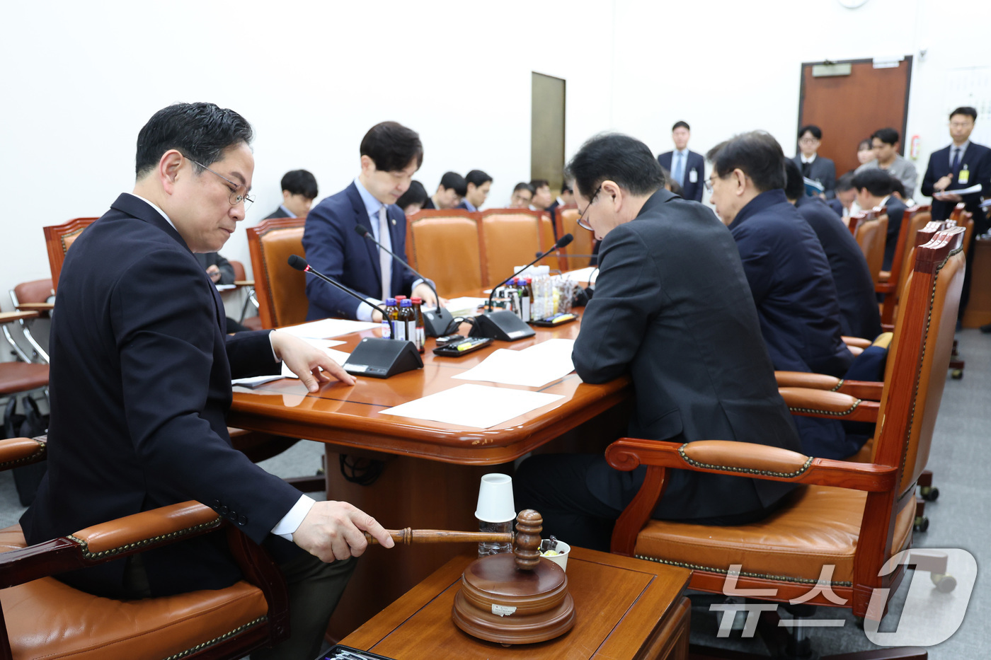 (서울=뉴스1) 신웅수 기자 = 박수영 소위원장이 10일 서울 여의도 국회에서 열린 재정경제기획위원회 조세소위원회에서 의사봉을 두드리고 있다. 2026.4.10/뉴스1
