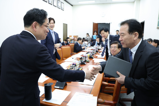 악수하는 박수영·정태호