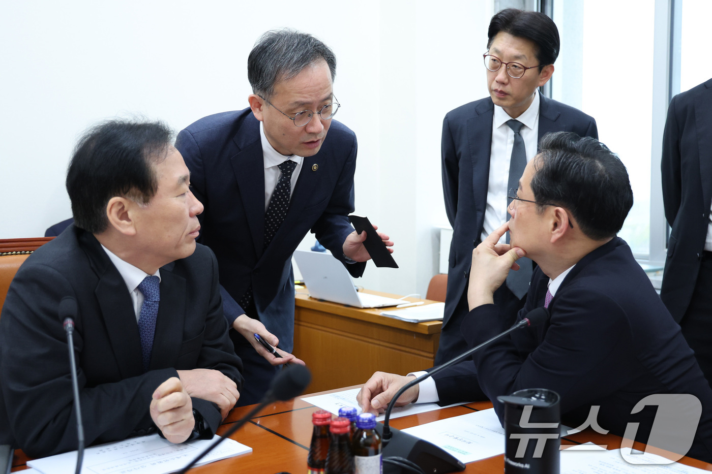 (서울=뉴스1) 신웅수 기자 = 박수영 소위원장과 정태호 더불어민주당 간사가 10일 서울 여의도 국회에서 열린 재정경제기획위원회 조세소위원회에서 이형일 재정경제부 1차관과 대화하고 …