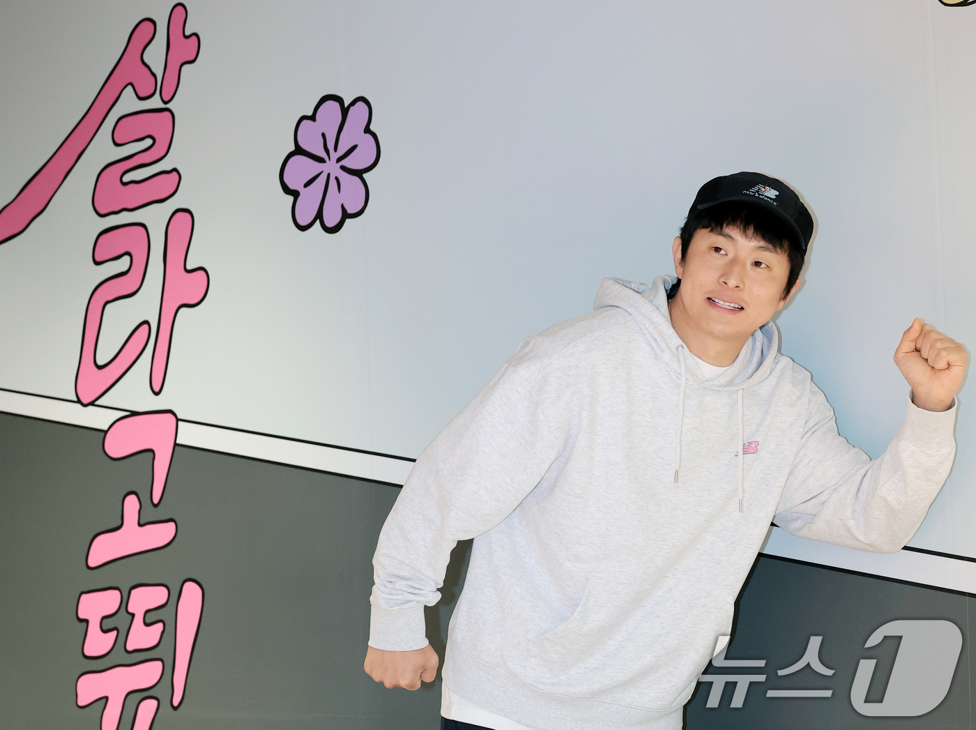 (서울=뉴스1) 권현진 기자 = 작가 기안84가 10일 오전 성동구 뉴발란스 성수점에서 열린 ‘뉴발란스X기안84’ 팝업스토어 오픈 행사에 참석해 포즈를 취하고 있다. 2026.4. …