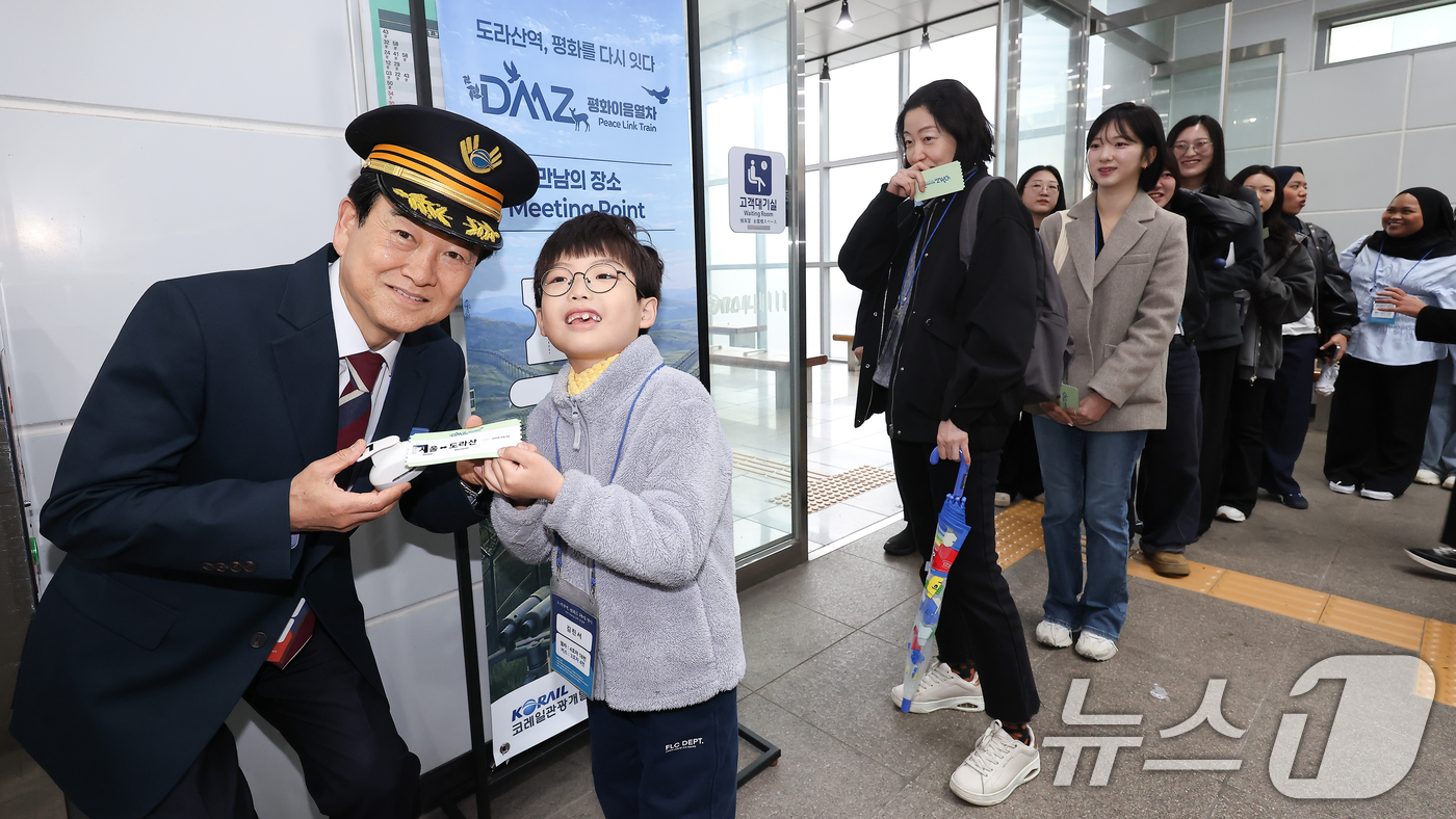 (서울=뉴스1) = 정동영 통일부장관이 10일  서울역에서 '도라산역, 평화를 다시 잇다'  DMZ 평화이음 열차 운행 재개 기념식에서  승차권 개찰 행사를 하고 있다. (청사기자 …