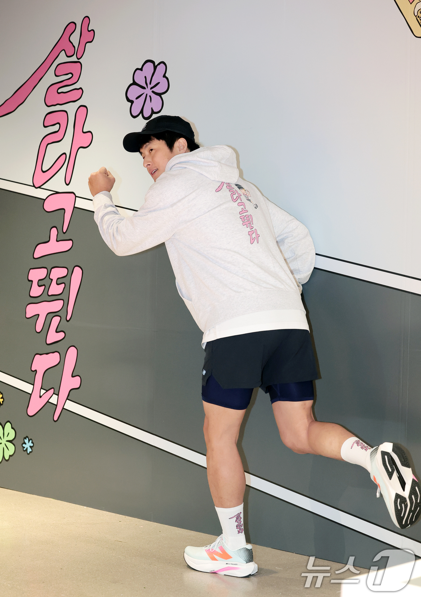 (서울=뉴스1) 권현진 기자 = 작가 기안84가 10일 오전 성동구 뉴발란스 성수점에서 열린 ‘뉴발란스X기안84’ 팝업스토어 오픈 행사에 참석해 포즈를 취하고 있다. 2026.4. …