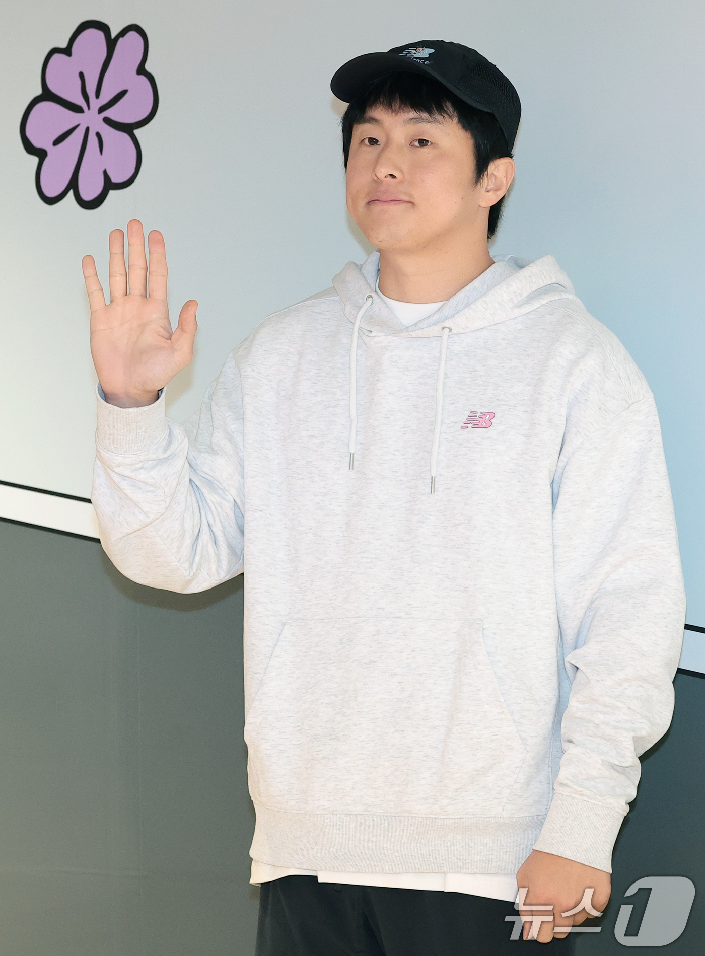 (서울=뉴스1) 권현진 기자 = 작가 기안84가 10일 오전 성동구 뉴발란스 성수점에서 열린 ‘뉴발란스X기안84’ 팝업스토어 오픈 행사에 참석해 포즈를 취하고 있다. 2026.4. …