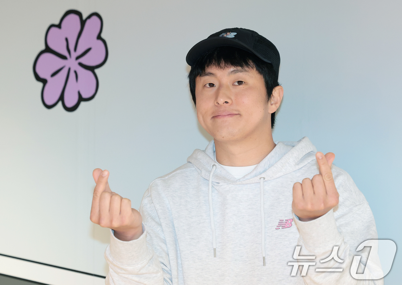 (서울=뉴스1) 권현진 기자 = 작가 기안84가 10일 오전 성동구 뉴발란스 성수점에서 열린 ‘뉴발란스X기안84’ 팝업스토어 오픈 행사에 참석해 포즈를 취하고 있다. 2026.4. …