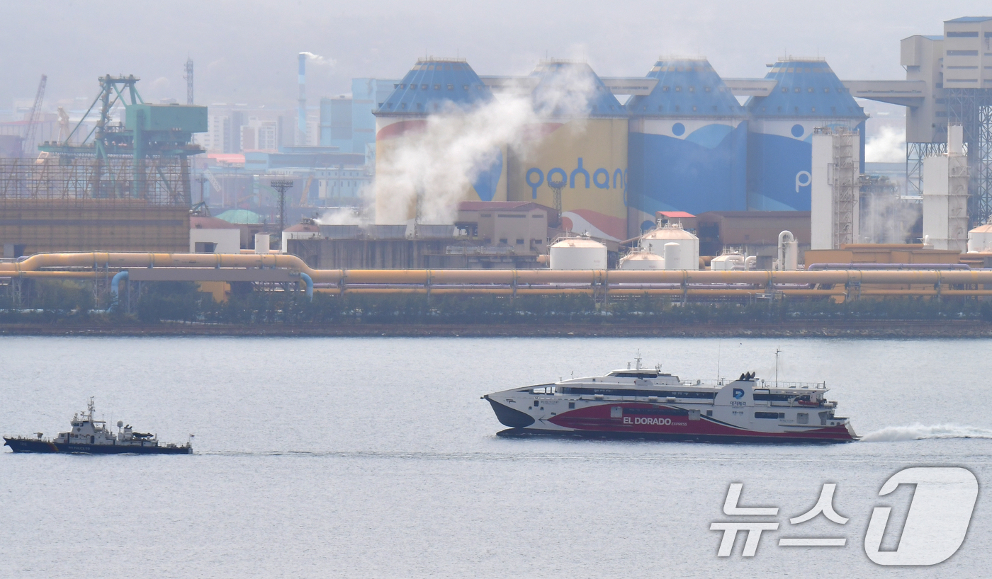 (포항=뉴스1) 최창호 기자 = 10일 오전 경북 포항여객선터미널에서 출항한 포항~울릉 정기여객선인 대저페리의 엘도라도 익스프레스호가 울릉도를 향해 출항하고 있다.이 배는 지난해 …