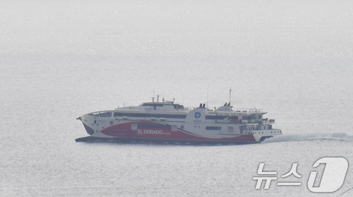 (포항=뉴스1) 최창호 기자 = 10일 오전 경북 포항여객선터미널에서 출항한 포항~울릉 정기여객선인 대저페리의 엘도라도 익스프레스호가 울릉도를 향해 출항하고 있다.이 배는 지난해 …