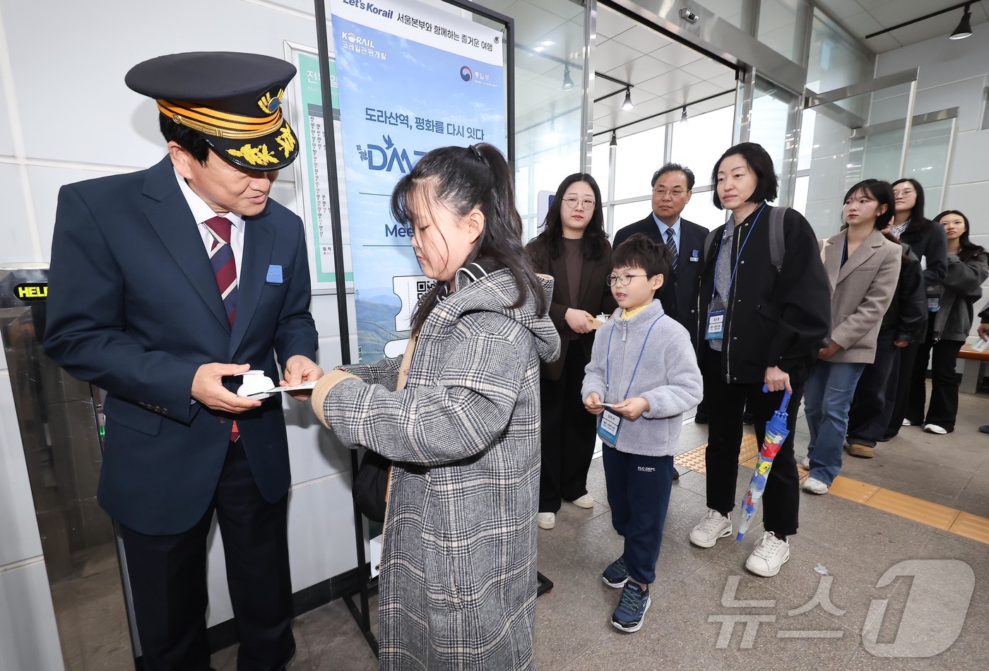 (서울=뉴스1) 청사사진기자단 = 정동영 통일부 장관이 10일 오전 서울역에서 열린 도라산 열차 운행 재개 기념식에서 승차권 개찰 행사를 하고 있다. 2026.4.10/뉴스1