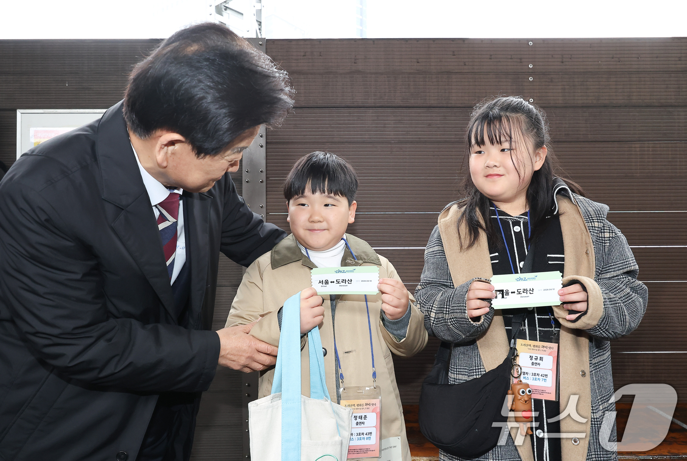 (서울=뉴스1) = 정동영 통일부장관이 10일  서울역에서 '도라산역, 평화를 다시 잇다'  DMZ 평화이음 열차 운행 재개 기념식에서  승차권 개찰 행사를  마치고 사진포즈를 취 …