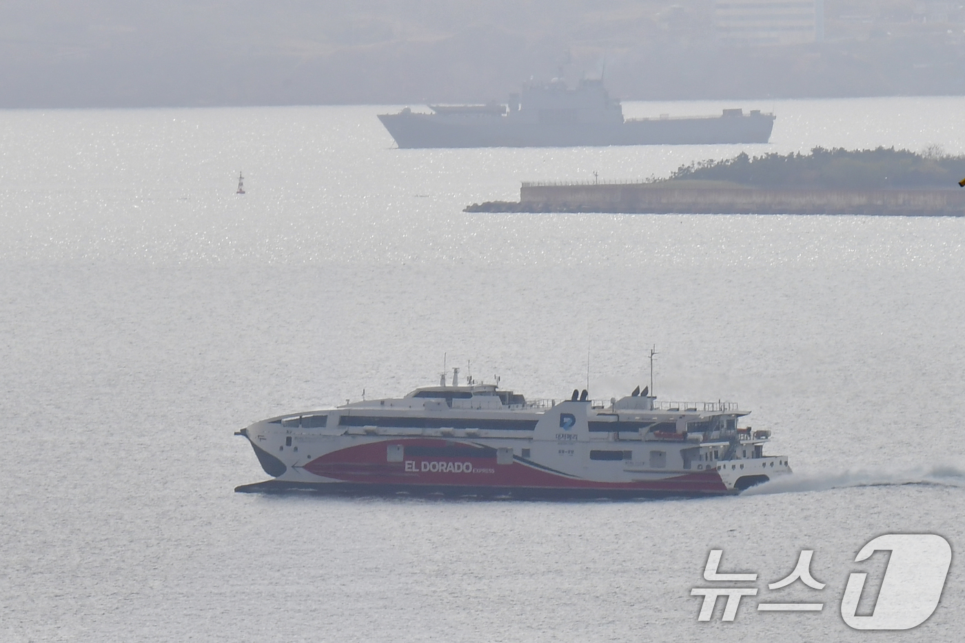 (포항=뉴스1) 최창호 기자 = 10일 오전 경북 포항여객선터미널에서 출항한 포항~울릉 정기여객선인 대저페리의 엘도라도 익스프레스호가 울릉도를 향해 출항하고 있다.이 배는 지난해 …