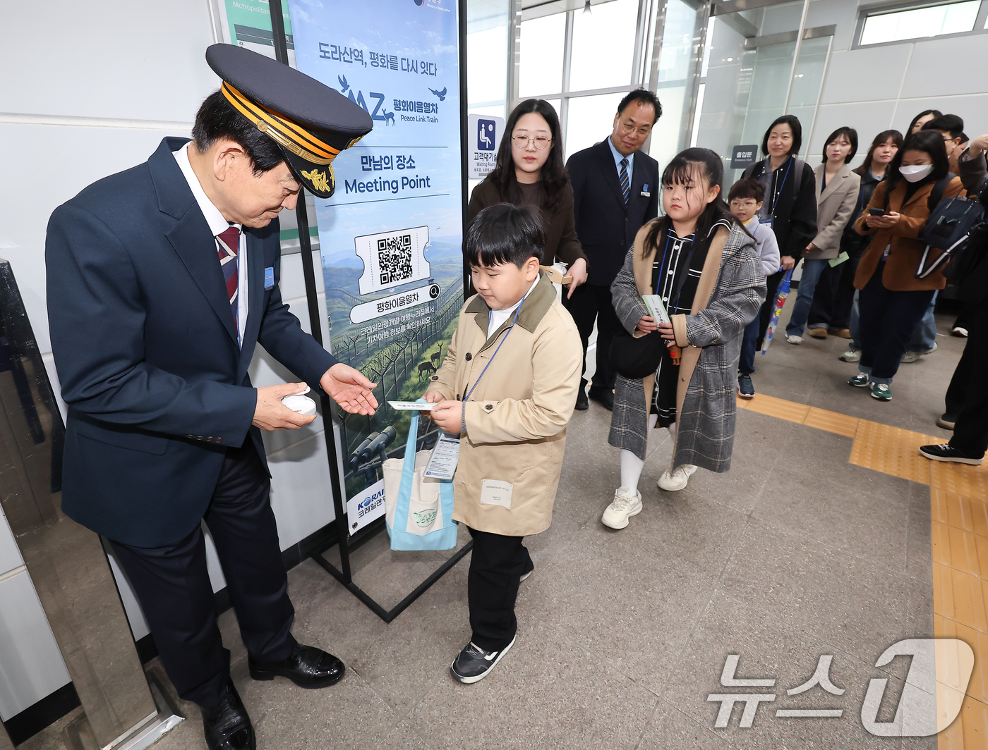 (서울=뉴스1) = 정동영 통일부장관이 10일  서울역에서 '도라산역, 평화를 다시 잇다'  DMZ 평화이음 열차 운행 재개 기념식에서  승차권 개찰 행사를 하고 있다. (청사기자 …