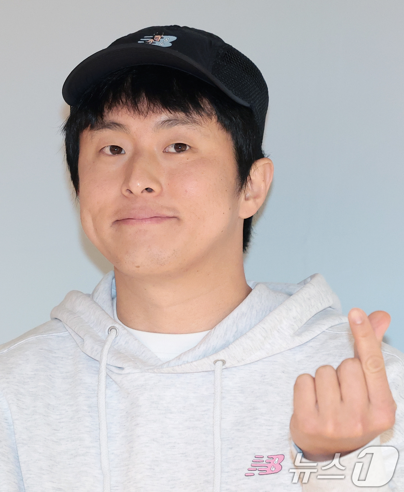 (서울=뉴스1) 권현진 기자 = 작가 기안84가 10일 오전 성동구 뉴발란스 성수점에서 열린 ‘뉴발란스X기안84’ 팝업스토어 오픈 행사에 참석해 포즈를 취하고 있다. 2026.4. …