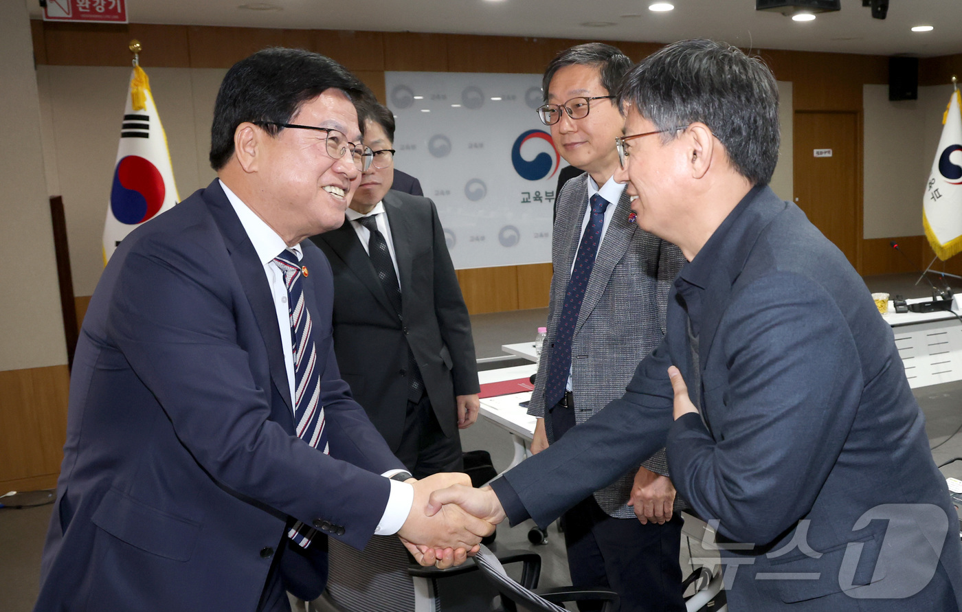 (세종=뉴스1) 김기남 기자 = 최교진 교육부 장관이 10일 세종시 정부세종청사에서 17개 시도 부교육감들이 참석한 가운데 2026년도 추가경정예산 관련 회의에 앞서 인사를 나누고 …