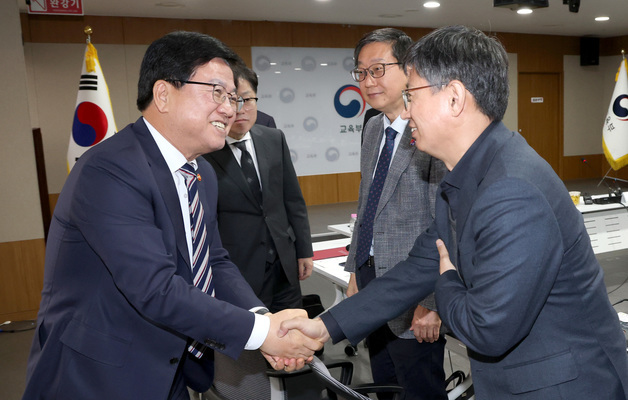 부교육감들과 인사하는 최교진 교육부 장관