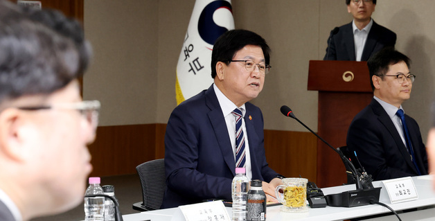 "초등생 스마트폰 중독 심각"…교육계, '에듀 안심폰' 논의 급부상